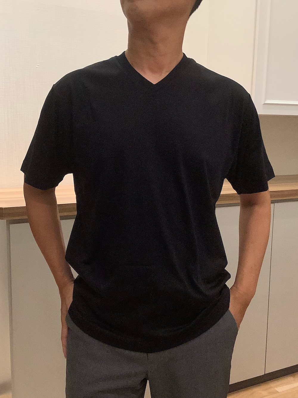 ブラック系のTシャツ/カットソーを着用したメンズの秋コーディネートの2枚目の写真