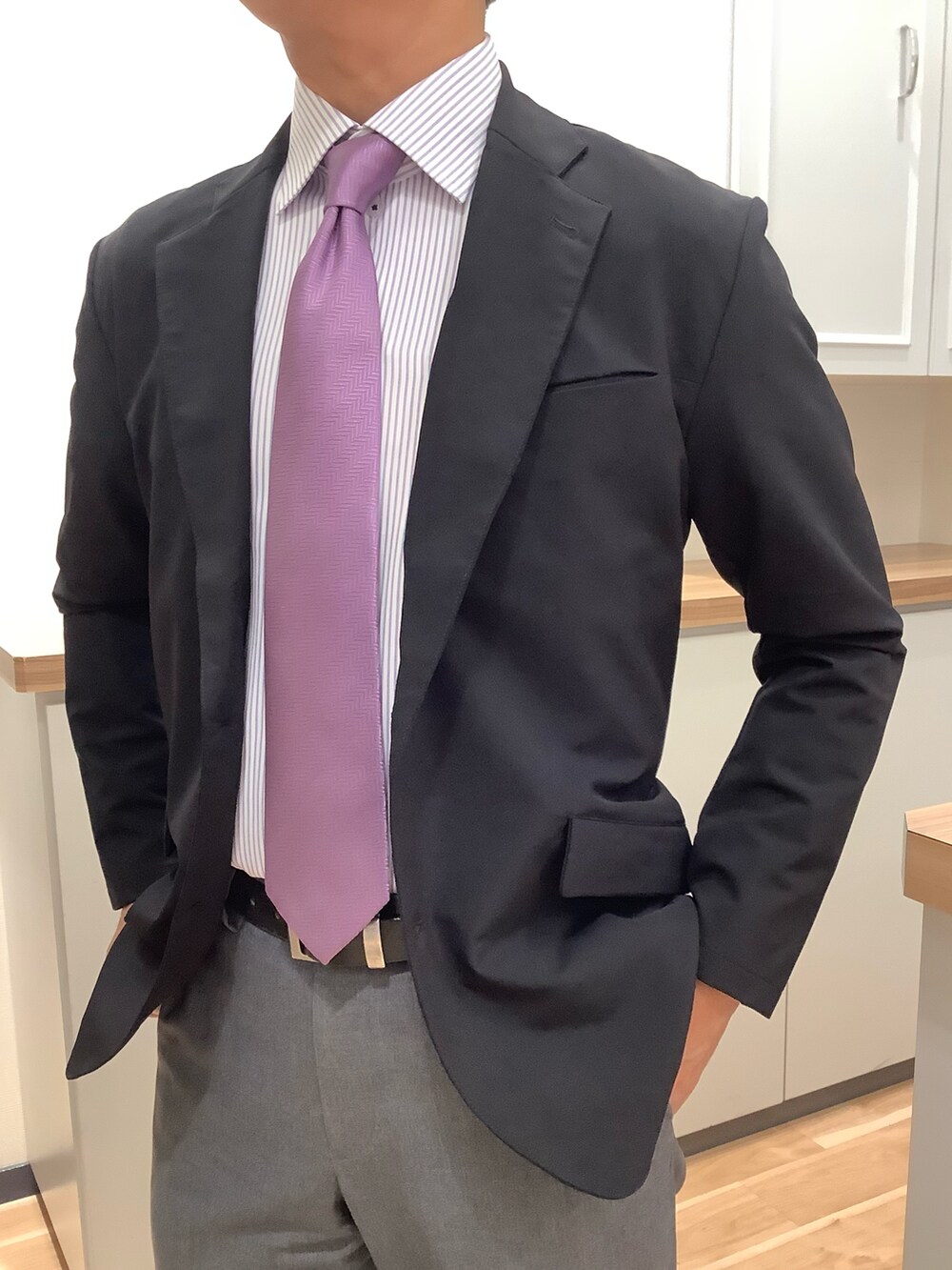 ブルー系のビジネスシャツ、パープル系のネクタイ、ブラック系のスーツジャケットを着用したメンズの秋コーディネートの3枚目の写真