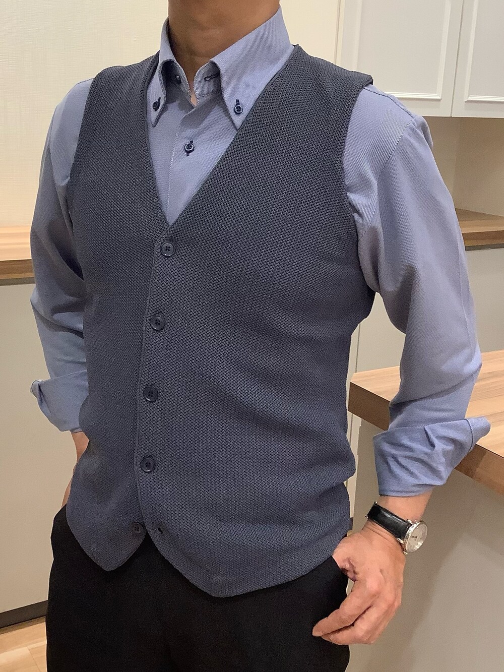 ブルー系のビジネスシャツ、ピンク系のネクタイ、ブルー系のベストを着用したメンズの春コーディネートの3枚目の写真