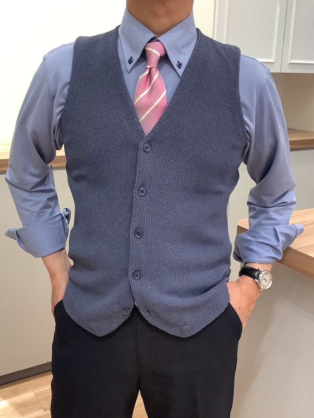 ブルー系のビジネスシャツ、ピンク系のネクタイ、ブルー系のベストを着用したメンズの春コーディネートの2枚目の写真