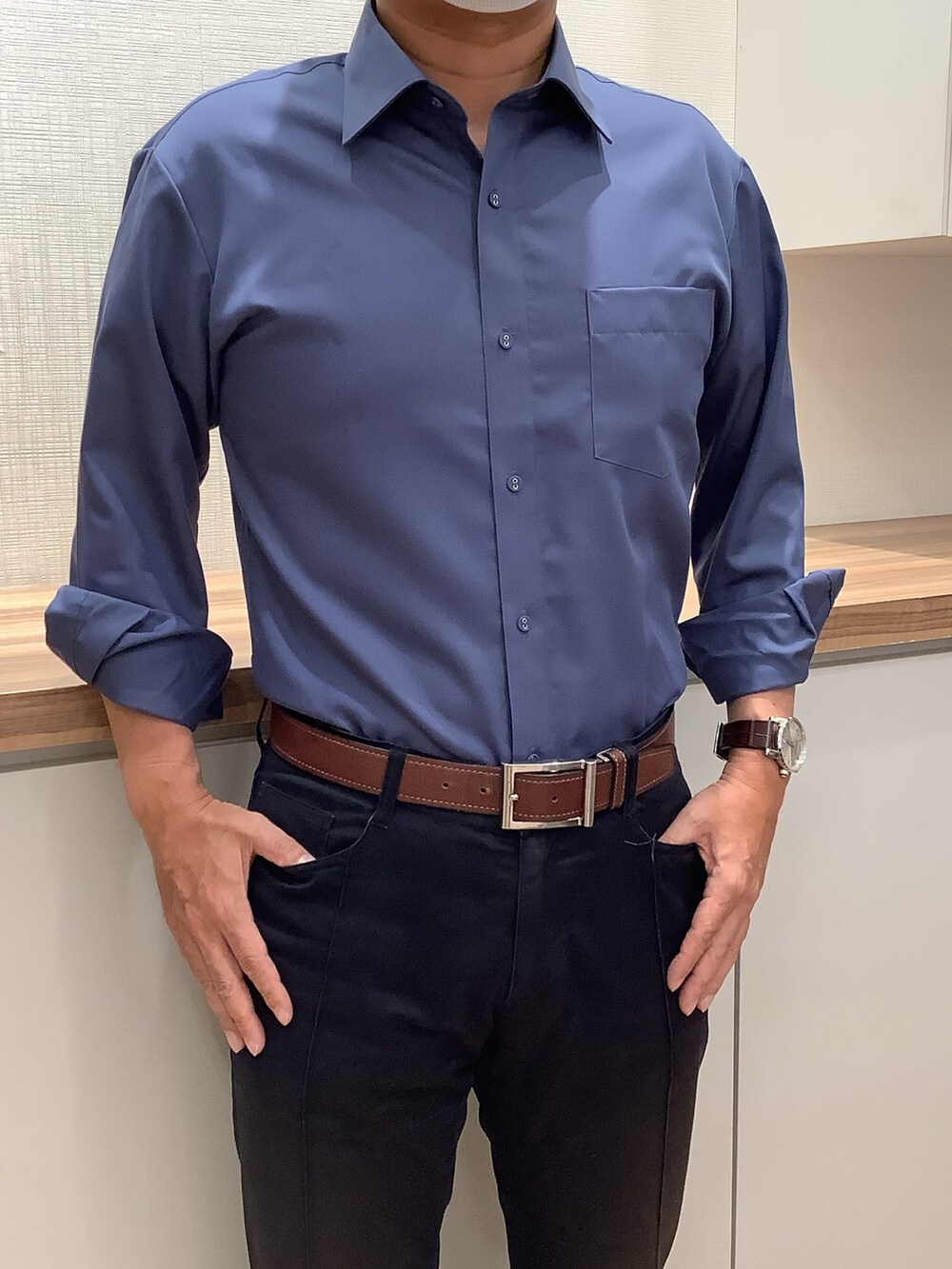 その他のネクタイ、ブルー系のビジネスシャツを着用したメンズの秋コーディネートの2枚目の写真