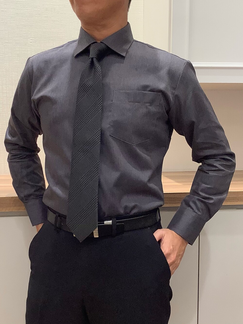 ブラック系のスーツジャケット、グレー系のネクタイ、グレー系のビジネスシャツを着用したメンズの秋コーディネートの3枚目の写真