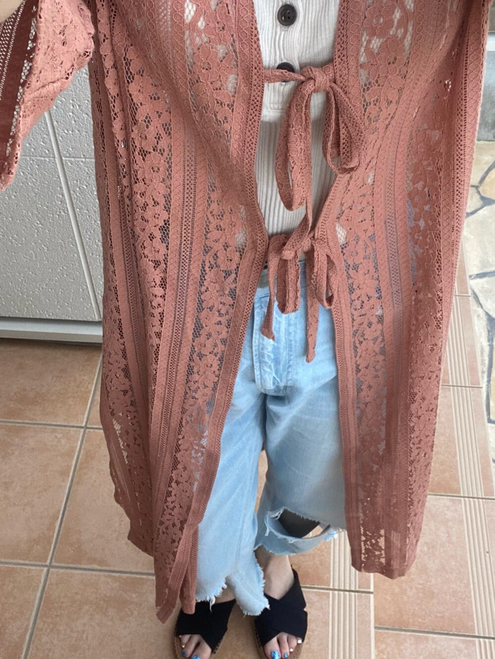 ブラック系のサンダル、ピンク系のワンピース、ベージュ系のタンクトップを着用したレディースの夏コーディネートの2枚目の写真