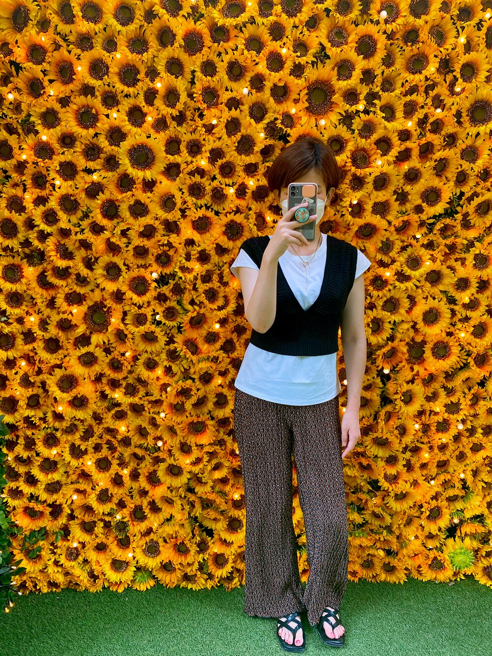 ベージュ系のショルダーバッグ、その他のその他パンツ、ホワイト系のTシャツ/カットソーを着用したレディースの夏コーディネートの2枚目の写真