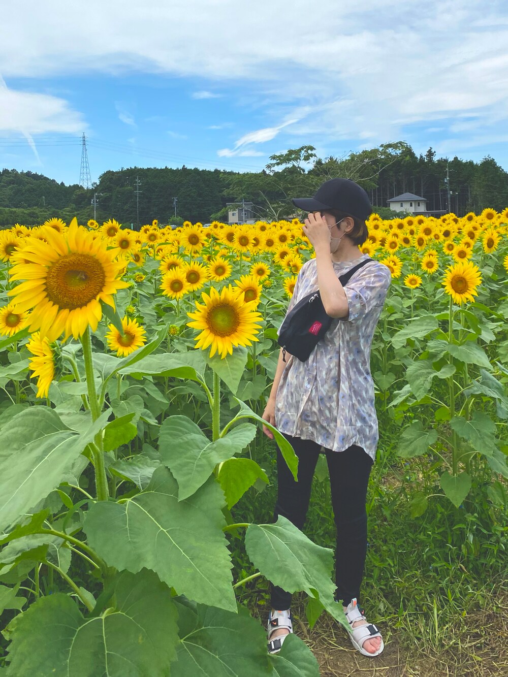 ベージュ系のサンダル、その他のシャツ/ブラウスを着用したレディースの秋コーディネートの2枚目の写真