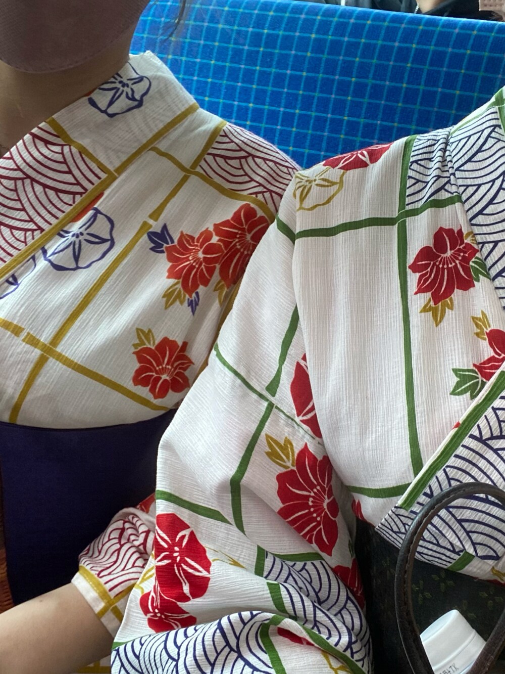 レッド系の浴衣を着用したレディースの夏コーディネートの5枚目の写真