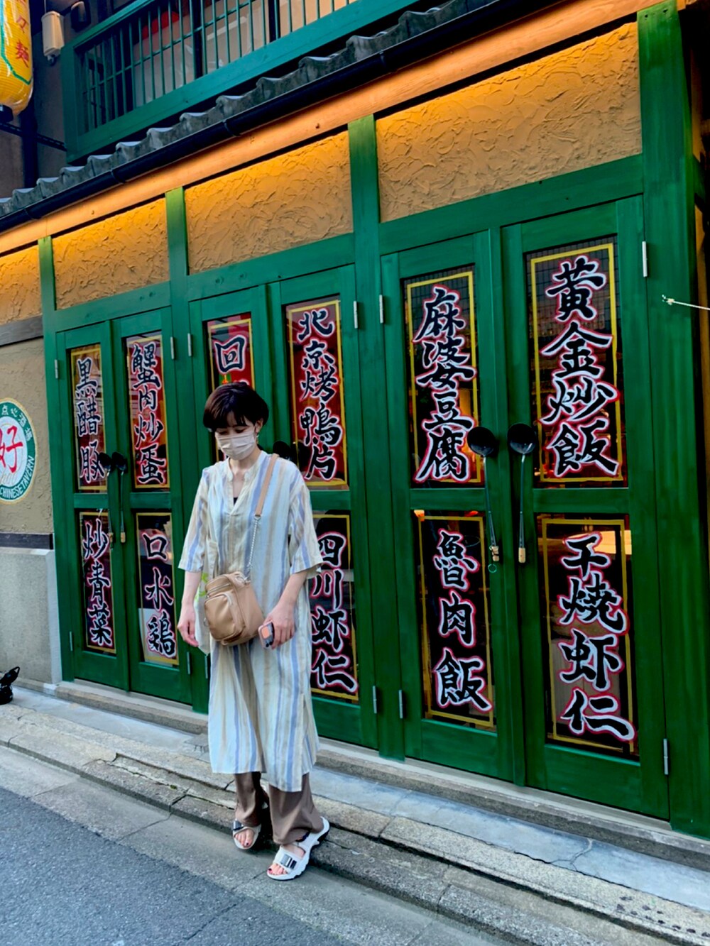 ベージュ系のチュニック、ブラウン系のその他パンツ、ベージュ系のサンダルを着用したレディースの夏コーディネートの2枚目の写真