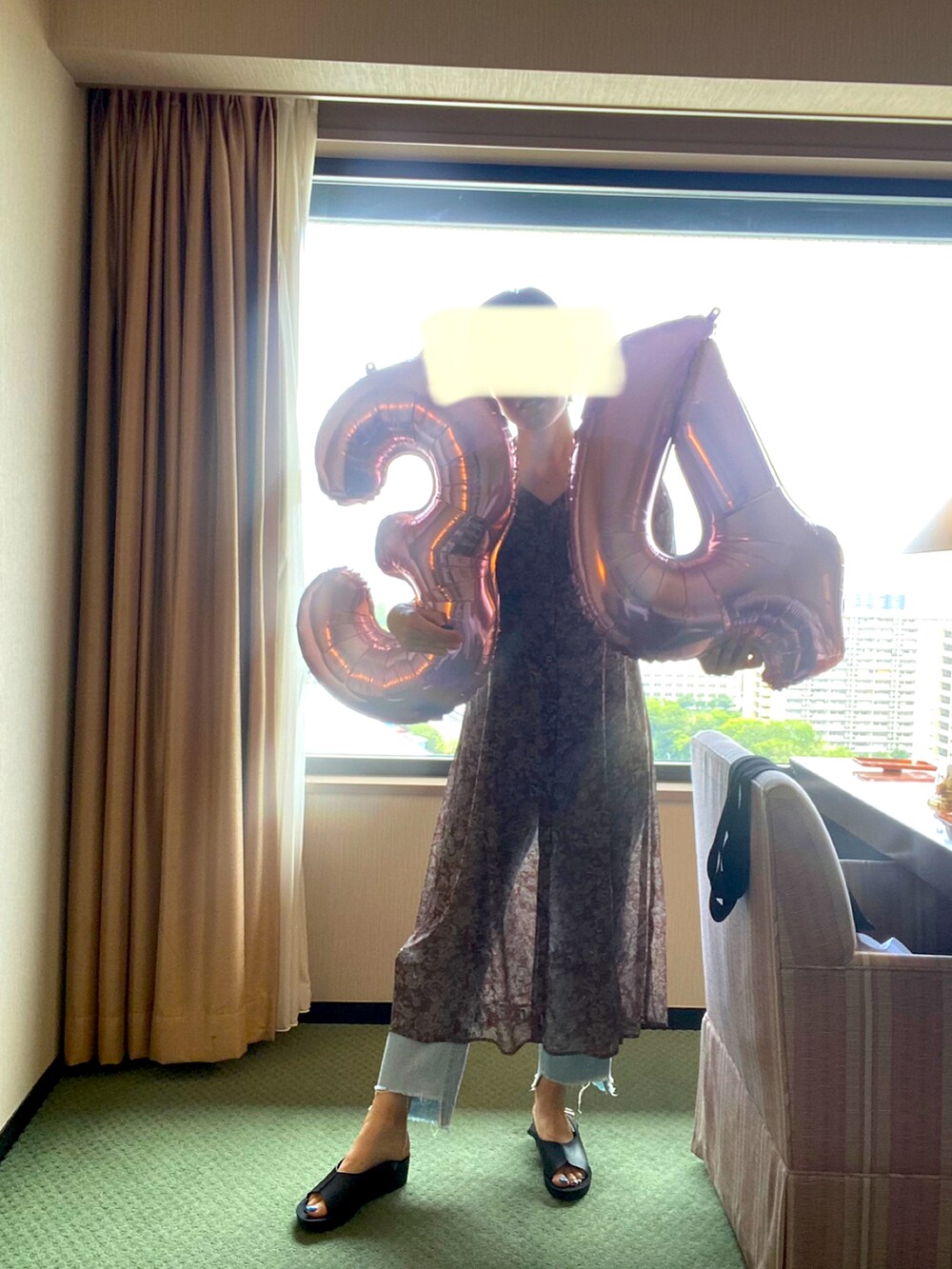 ブラック系のサンダル、ブラック系のショルダーバッグを着用したレディースの秋コーディネートの2枚目の写真