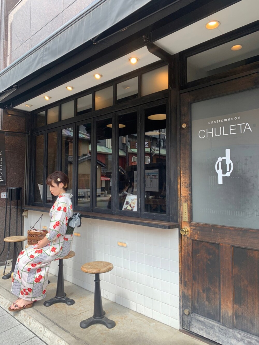 レッド系の浴衣を着用したレディースの夏コーディネートの3枚目の写真