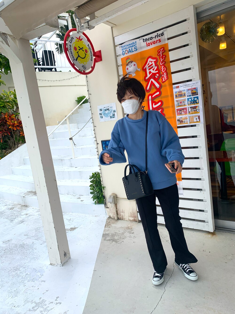 ブラック系のその他パンツ、ブラック系のスニーカーを着用したレディースの夏コーディネートの2枚目の写真