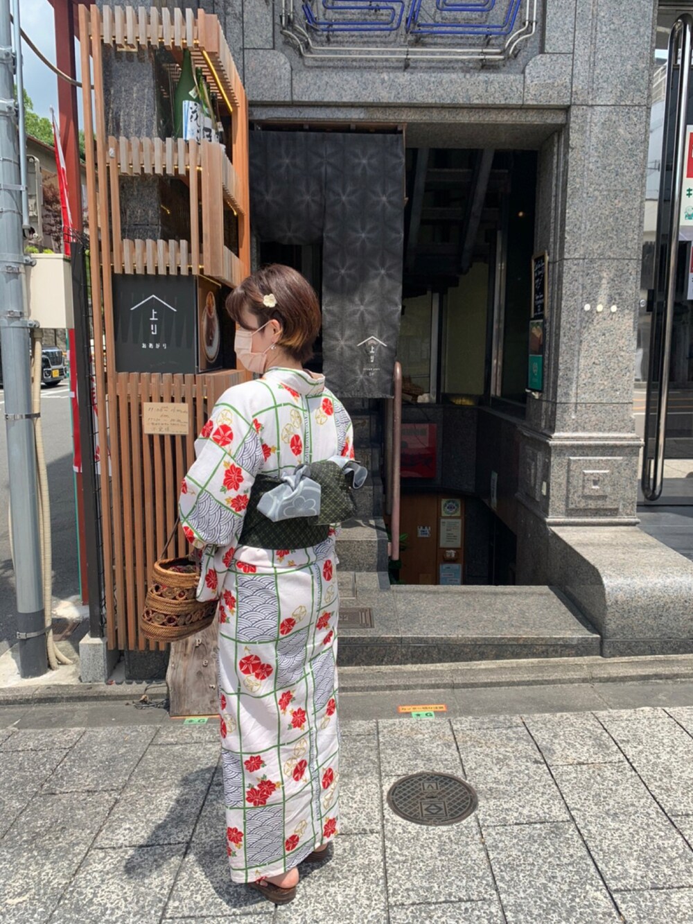 レッド系の浴衣を着用したレディースの夏コーディネートの4枚目の写真