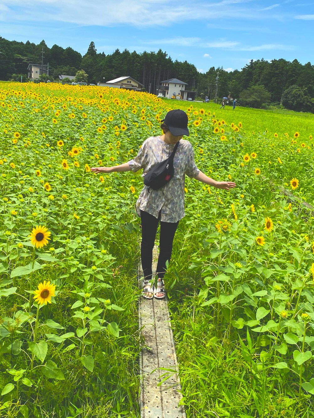 ベージュ系のサンダル、その他のシャツ/ブラウスを着用したレディースの秋コーディネートの3枚目の写真