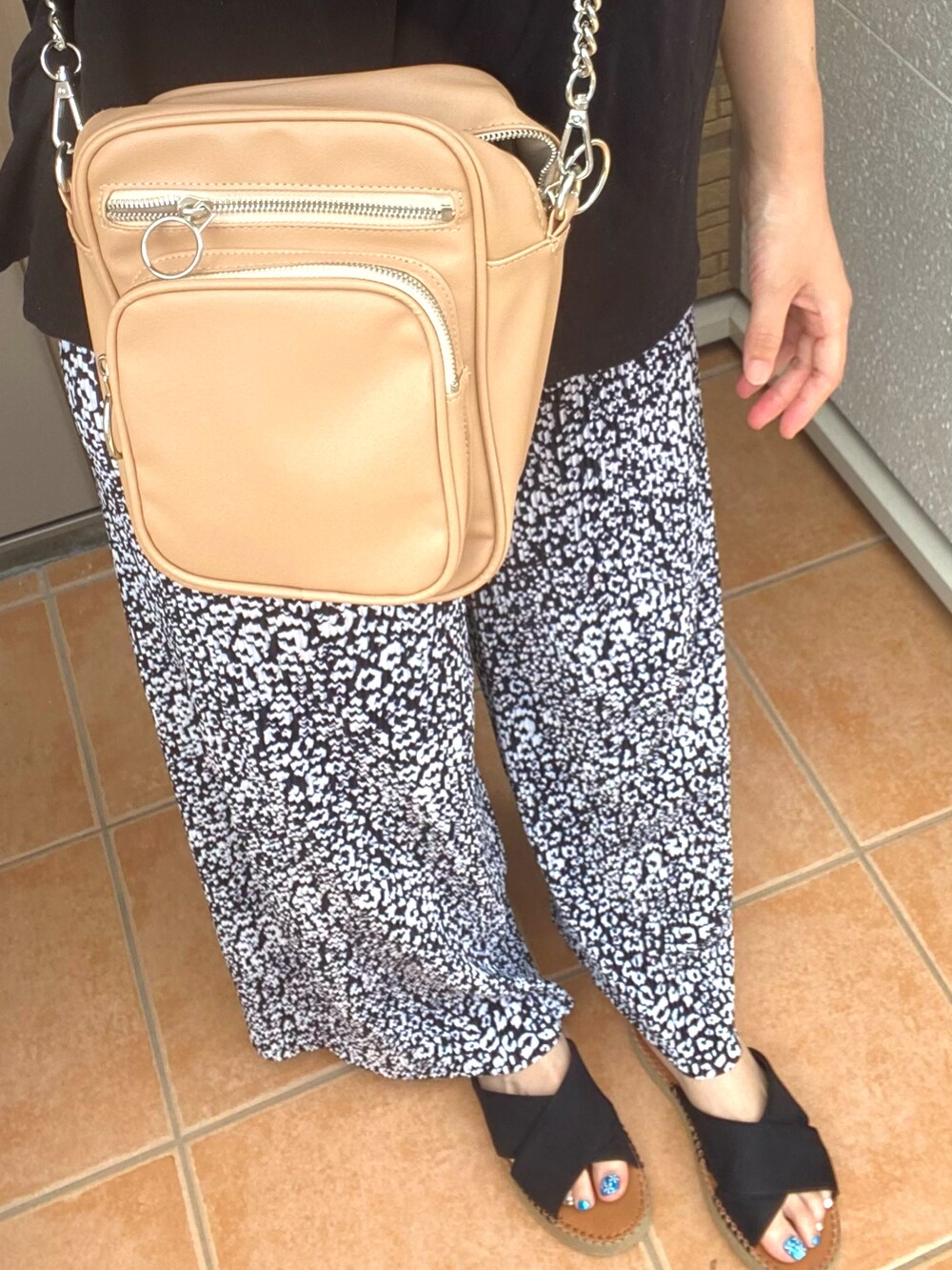 ブラック系のサンダル、ブラック系のその他パンツを着用したレディースの夏コーディネートの2枚目の写真