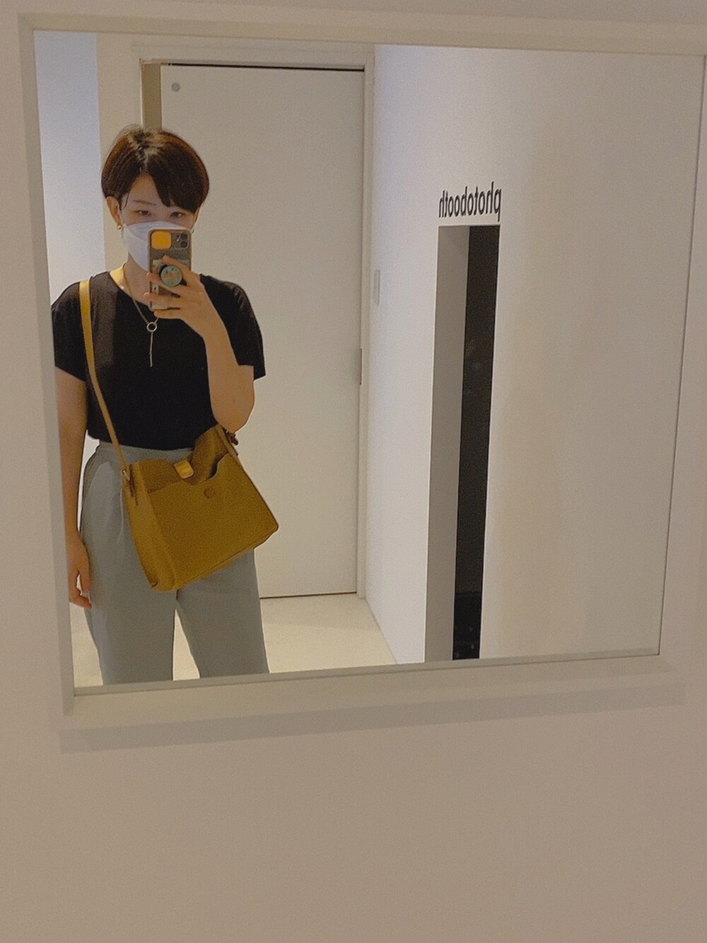 グリーン系のその他パンツを着用したレディースの夏コーディネートの2枚目の写真