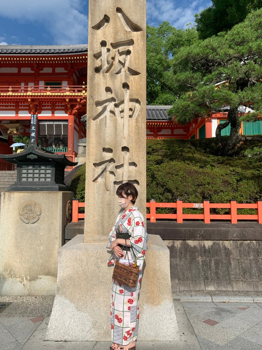 レッド系の浴衣を着用したレディースの夏コーディネートの2枚目の写真