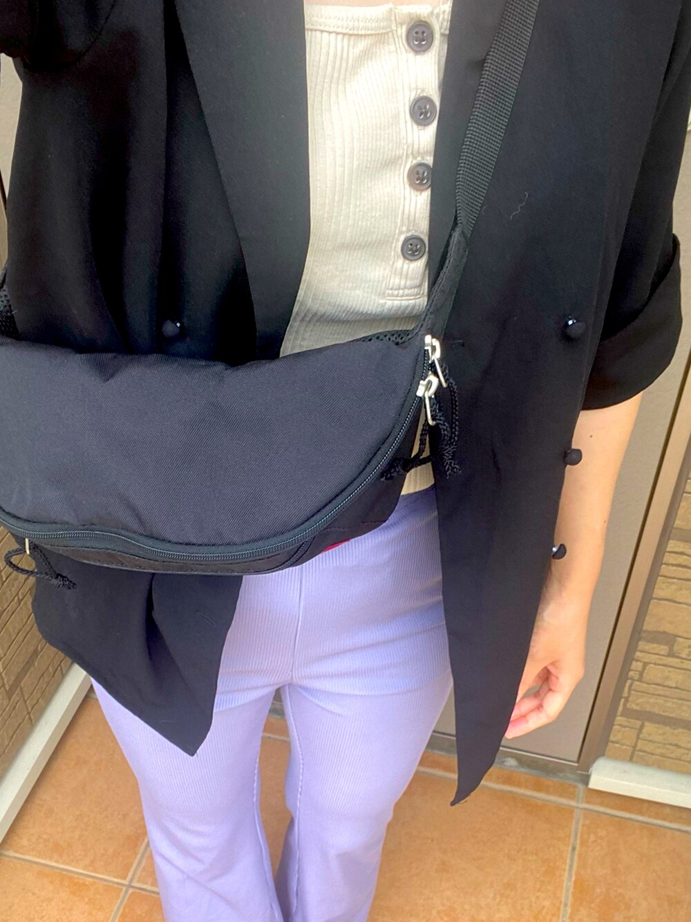 パープル系のその他パンツ、ブラック系のサンダルを着用したレディースの秋コーディネートの2枚目の写真