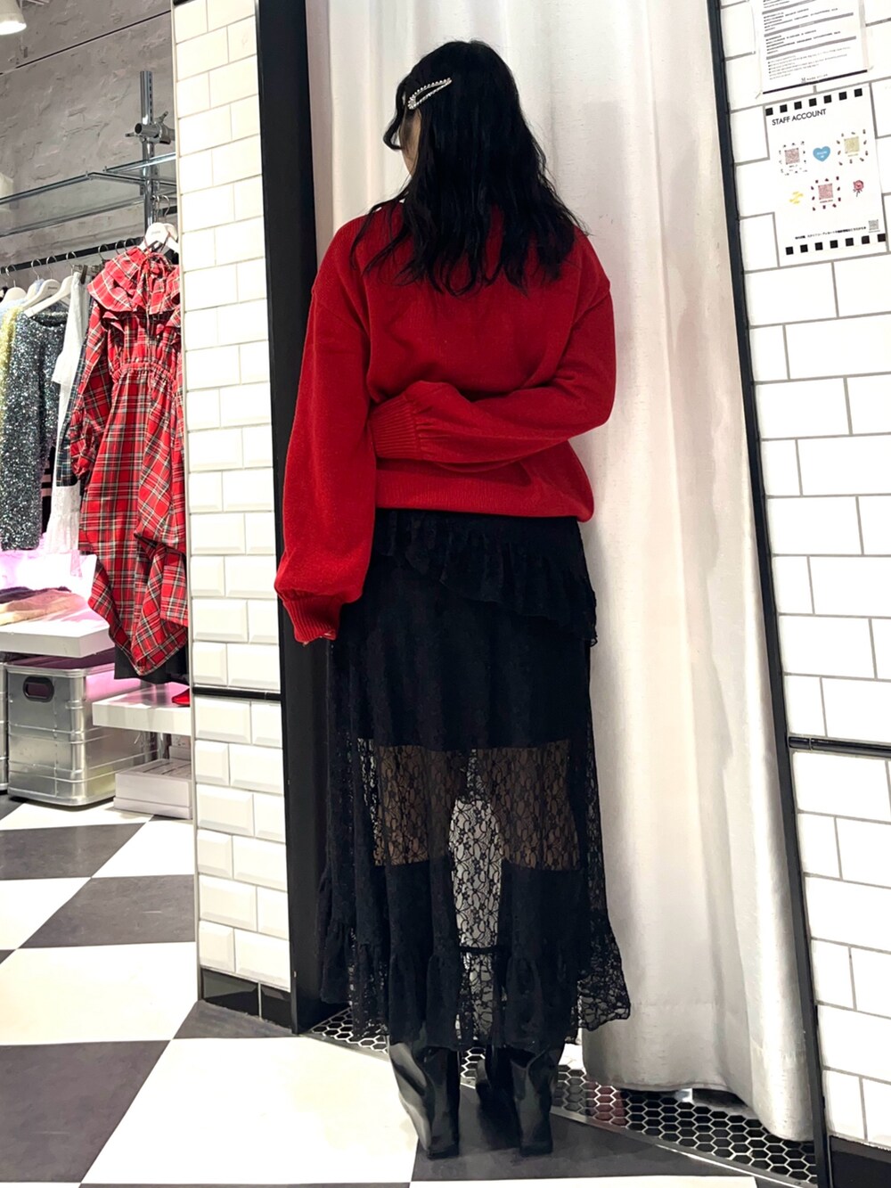 「冬コーデ、ブーツ、クリスマスコーデ、ニット、クリスマスに着たい服、赤、オトナ女子、大人可愛い、スカートコーデ、ガーリーコーデ、リボン、レーススカート、jouetie、ヘアピン、EVOL(EVOL)」｜「jouetieのリボンジャガードルーズニット（ニット/セーター、レッド系）」を使った、TOMOMIさん（レディース・155cm）の冬コーディネートの5枚目の写真