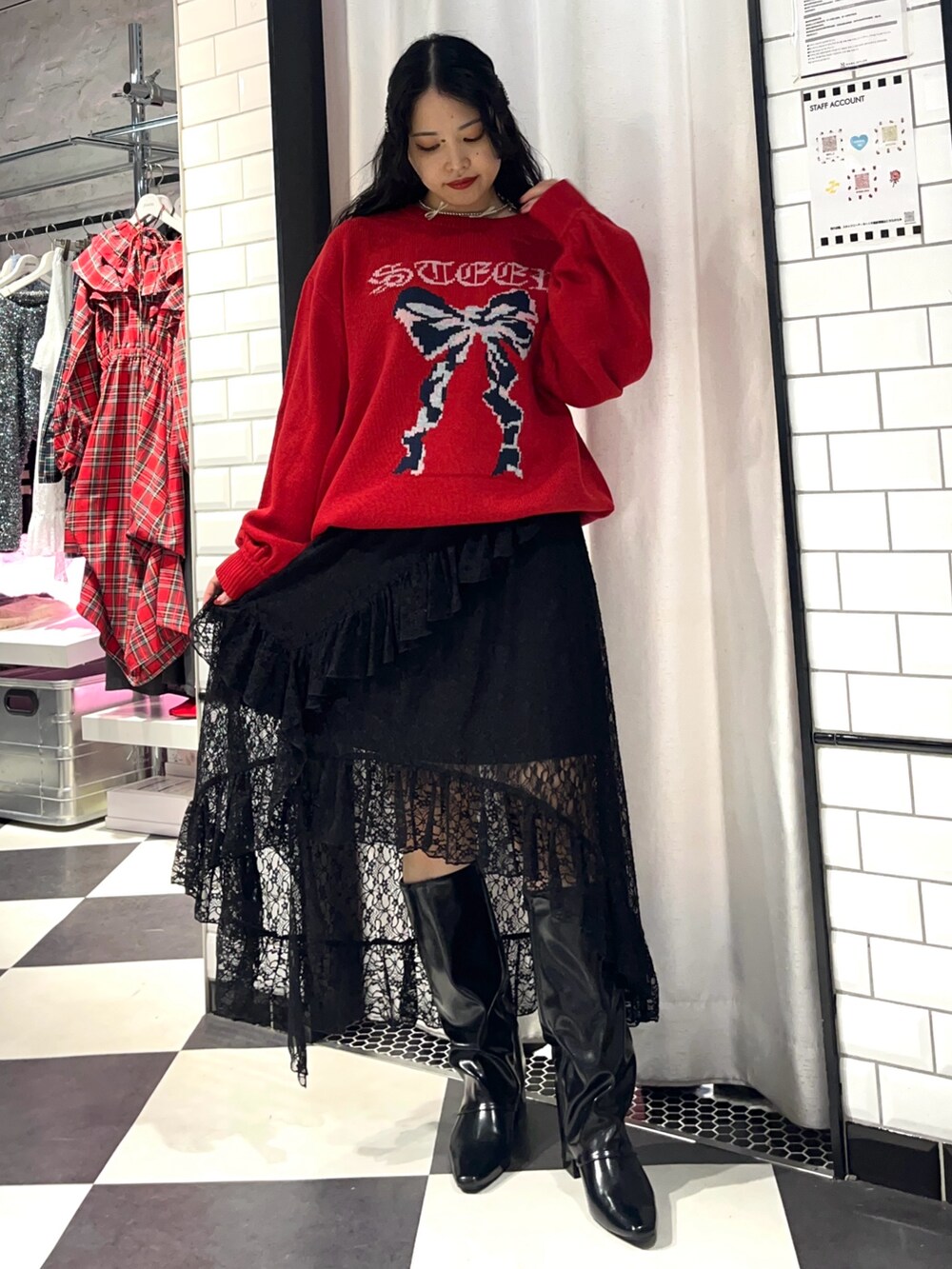 「冬コーデ、ブーツ、クリスマスコーデ、ニット、クリスマスに着たい服、赤、オトナ女子、大人可愛い、スカートコーデ、ガーリーコーデ、リボン、レーススカート、jouetie、ヘアピン、EVOL(EVOL)」｜「jouetieのリボンジャガードルーズニット（ニット/セーター、レッド系）」を使った、TOMOMIさん（レディース・155cm）の冬コーディネートの3枚目の写真