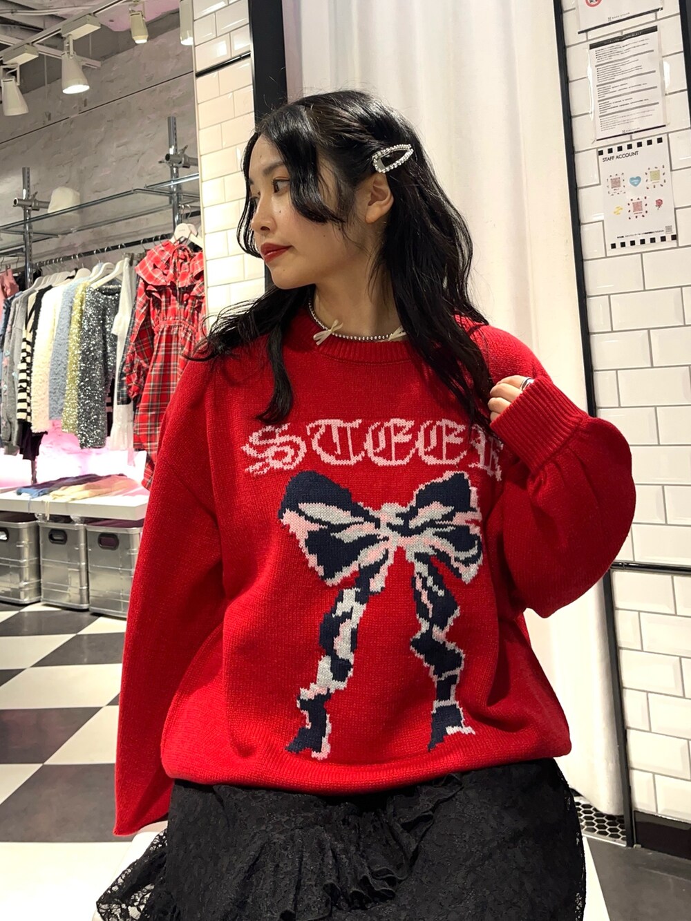 「冬コーデ、ブーツ、クリスマスコーデ、ニット、クリスマスに着たい服、赤、オトナ女子、大人可愛い、スカートコーデ、ガーリーコーデ、リボン、レーススカート、jouetie、ヘアピン、EVOL(EVOL)」｜「jouetieのリボンジャガードルーズニット（ニット/セーター、レッド系）」を使った、TOMOMIさん（レディース・155cm）の冬コーディネートの6枚目の写真