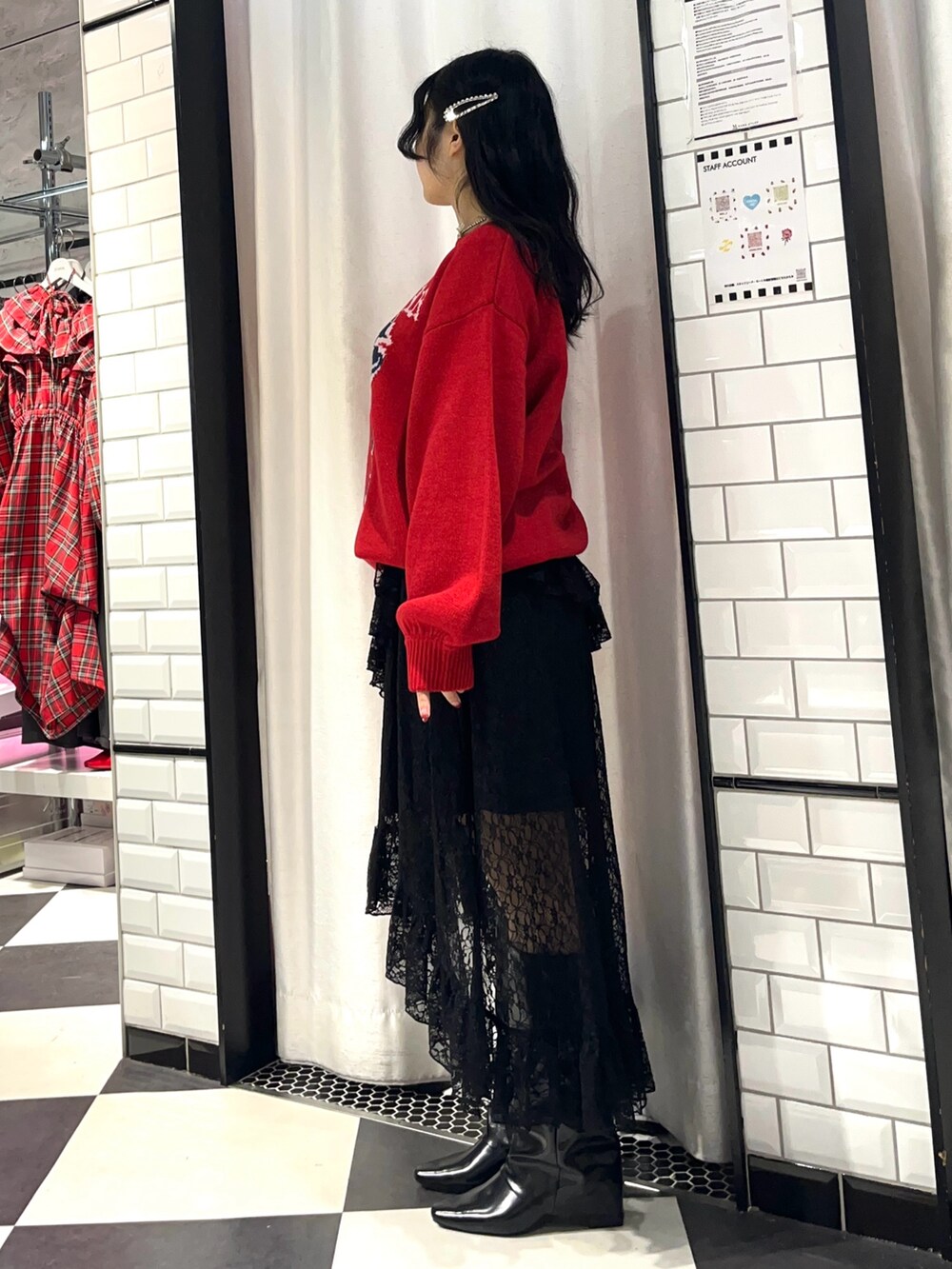 「冬コーデ、ブーツ、クリスマスコーデ、ニット、クリスマスに着たい服、赤、オトナ女子、大人可愛い、スカートコーデ、ガーリーコーデ、リボン、レーススカート、jouetie、ヘアピン、EVOL(EVOL)」｜「jouetieのリボンジャガードルーズニット（ニット/セーター、レッド系）」を使った、TOMOMIさん（レディース・155cm）の冬コーディネートの4枚目の写真