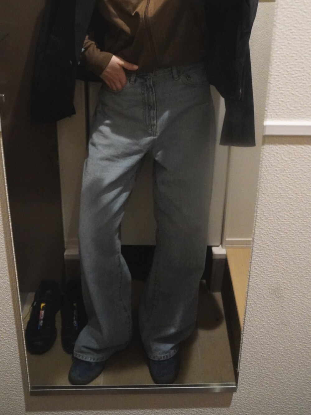 ブルー系のデニムパンツ、ブルー系のスニーカーを着用したレディースの冬コーディネートの2枚目の写真