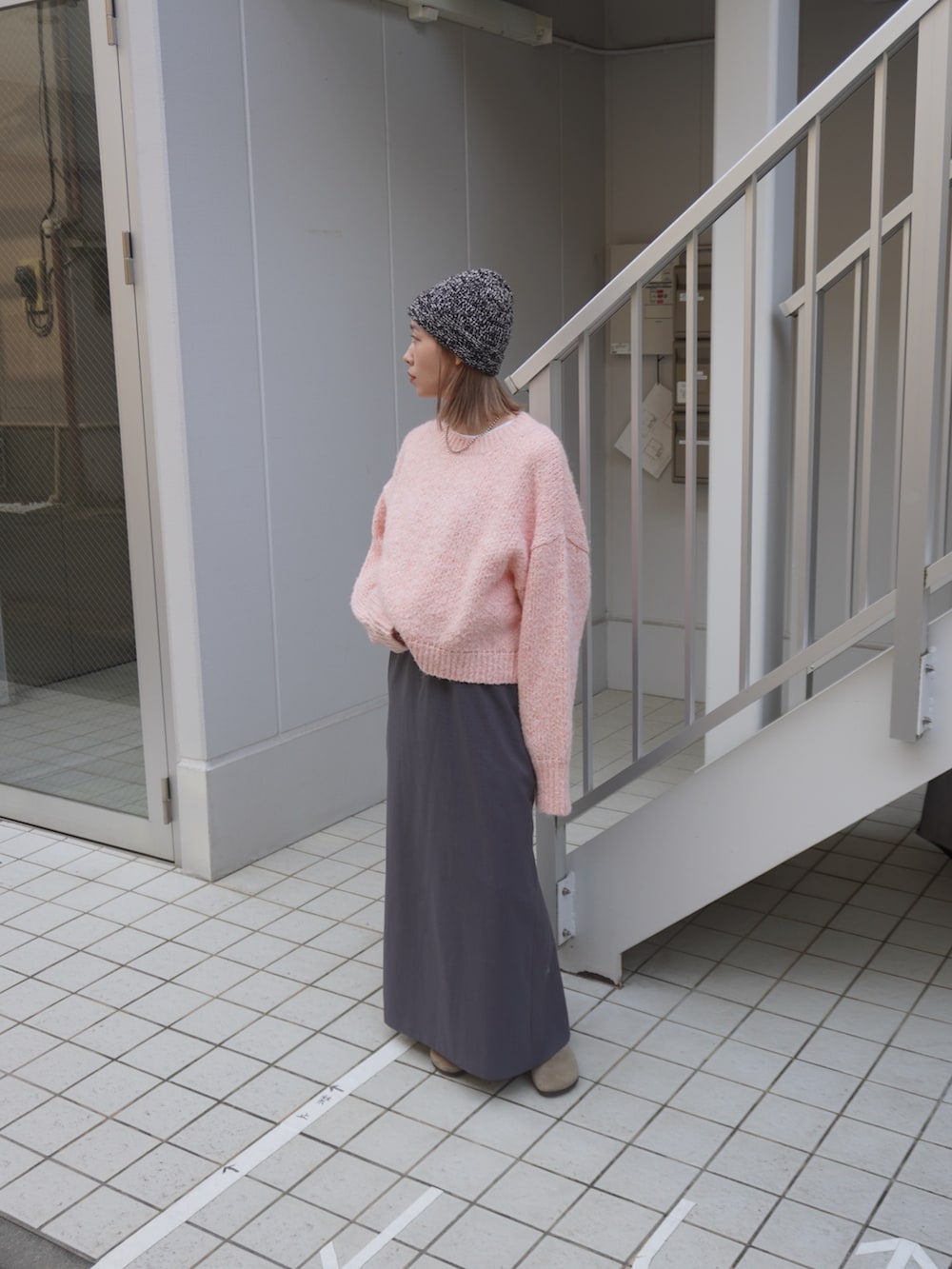 ピンク系のニット/セーターを着用したレディースの秋コーディネートの2枚目の写真