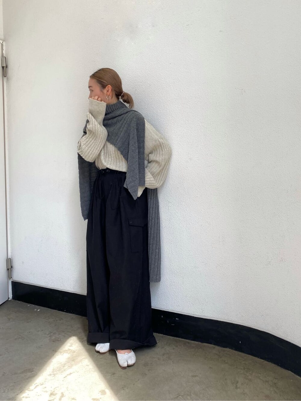 ホワイト系のニット/セーター、ブラック系のその他パンツ、グレー系のニット/セーターを着用したレディースの夏コーディネートの2枚目の写真