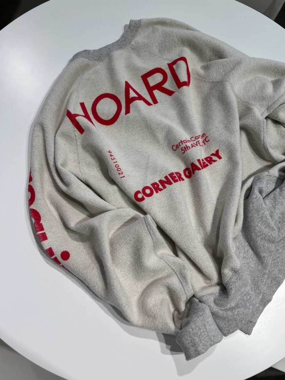 グレー系のスウェット、ピンク系のニットキャップ/ビーニーを着用したレディースの夏コーディネートの2枚目の写真