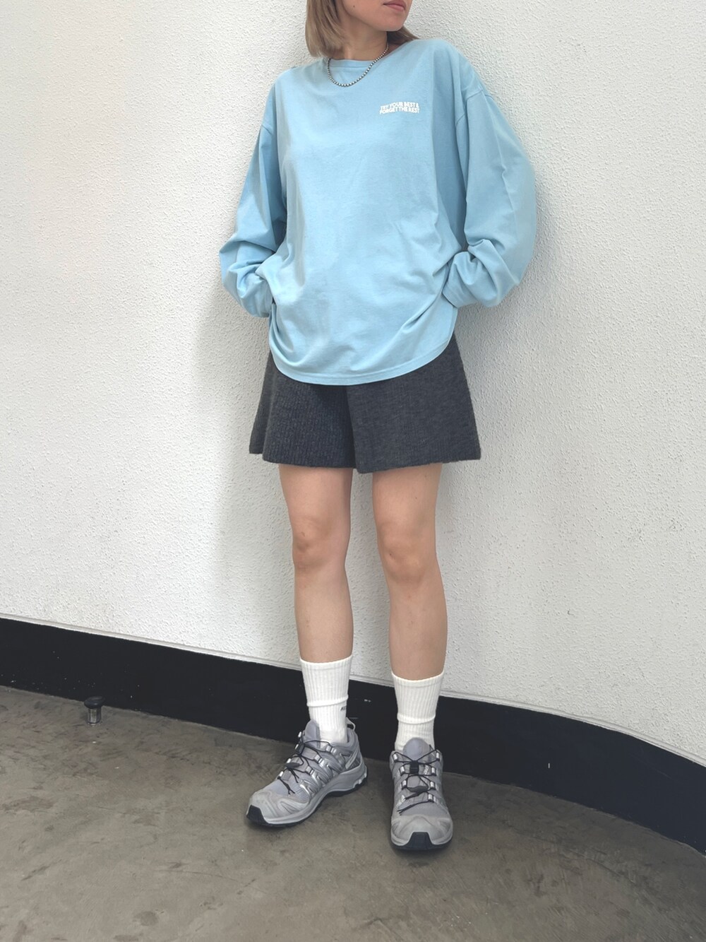 ブルー系のTシャツ/カットソー、グレー系のその他パンツ、ホワイト系のソックス/靴下を着用したレディースの夏コーディネートの2枚目の写真