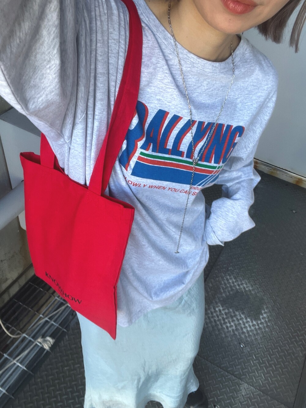 グレー系のTシャツ/カットソーを着用したレディースの冬コーディネートの2枚目の写真