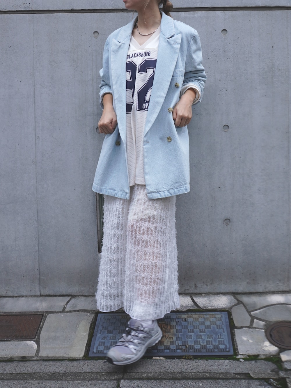 ホワイト系のTシャツ/カットソー、ホワイト系のワンピース、ブルー系のテーラードジャケットを着用したレディースの秋コーディネートの2枚目の写真