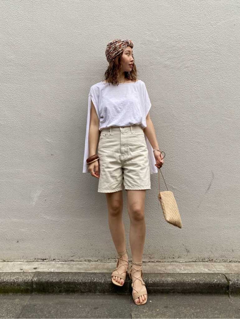 ホワイト系のデニムパンツ、ブラウン系のバングル/リストバンドを着用したレディースの夏コーディネートの2枚目の写真