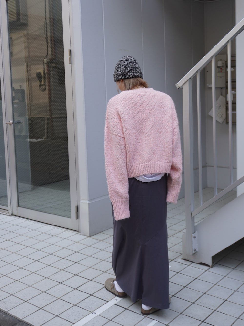 ピンク系のニット/セーターを着用したレディースの秋コーディネートの3枚目の写真