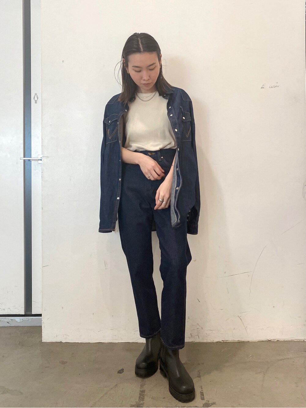 ブルー系のシャツ/ブラウス、ブルー系のデニムパンツ、ホワイト系のTシャツ/カットソーを着用したレディースの春コーディネートの2枚目の写真