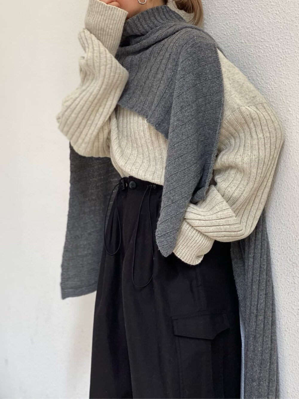 ホワイト系のニット/セーター、ブラック系のその他パンツ、グレー系のニット/セーターを着用したレディースの夏コーディネートの3枚目の写真