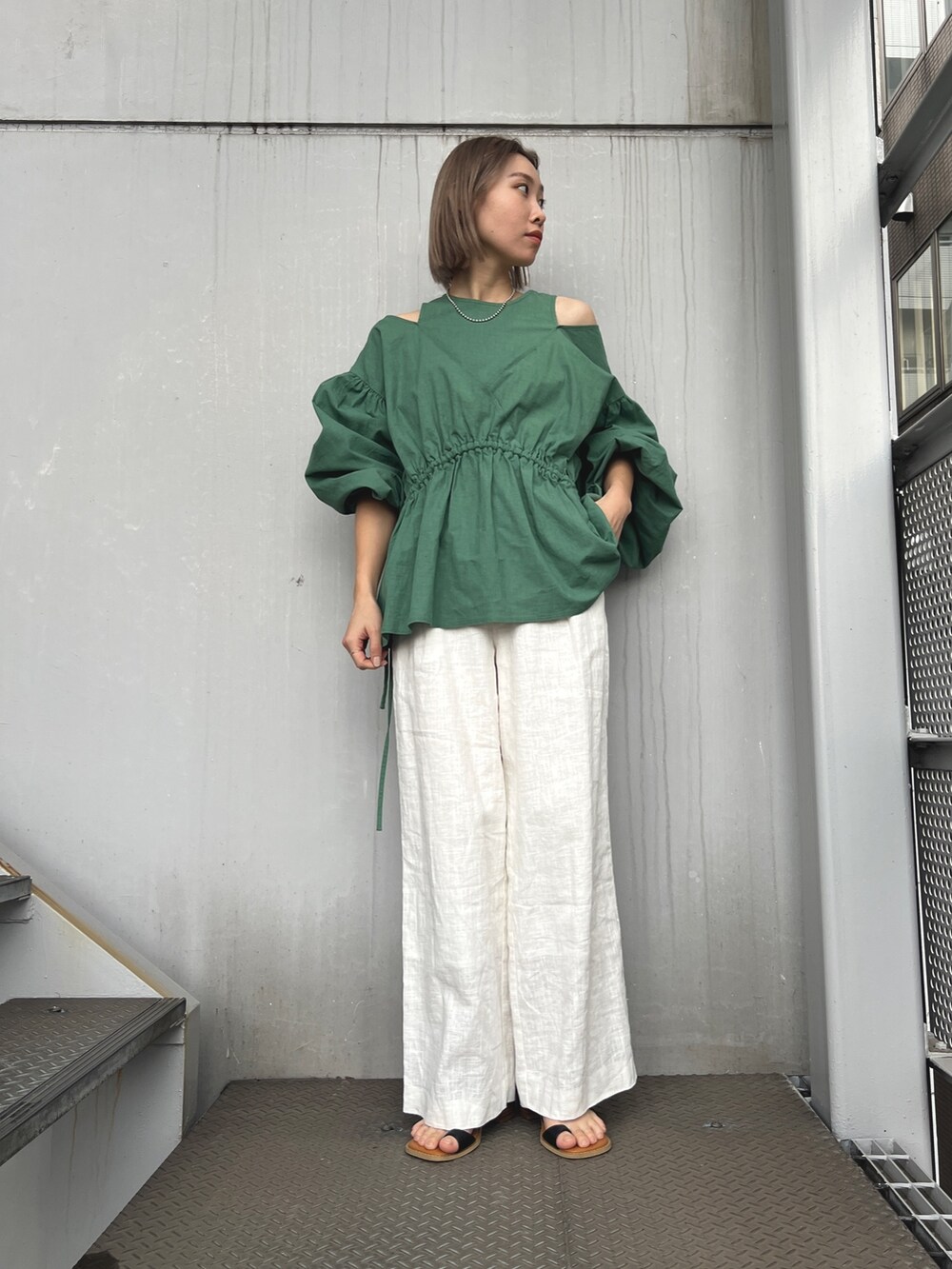 グリーン系のシャツ/ブラウス、ホワイト系のその他パンツを着用したレディースの冬コーディネートの2枚目の写真