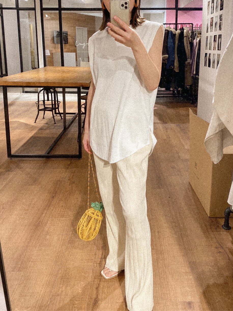 ホワイト系のその他パンツ、ホワイト系のサンダル、ホワイト系のタンクトップを着用したレディースの春コーディネートの2枚目の写真