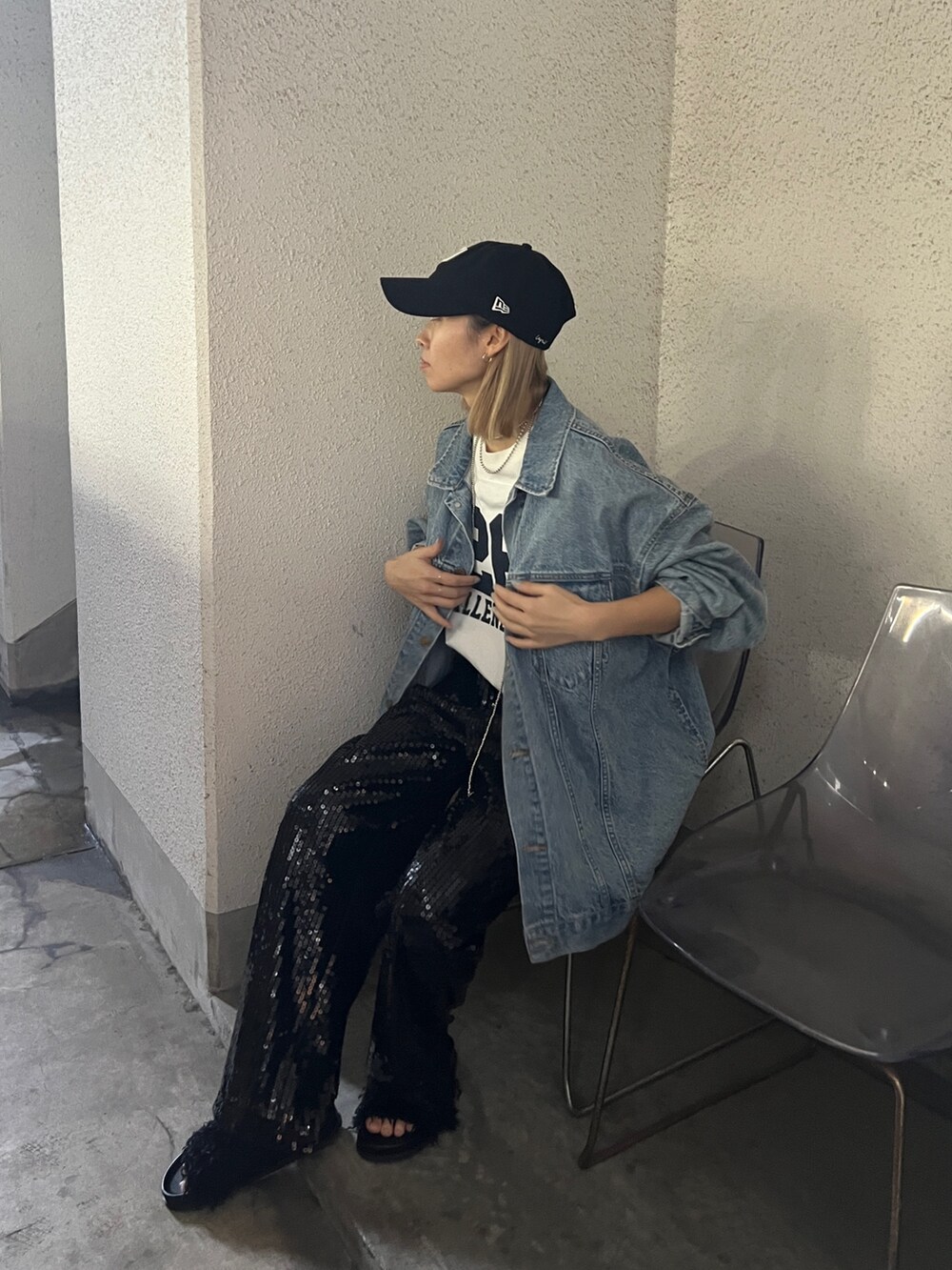 ブルー系のデニムジャケット、ホワイト系のTシャツ/カットソー、ブラック系のその他パンツを着用したレディースの冬コーディネートの2枚目の写真