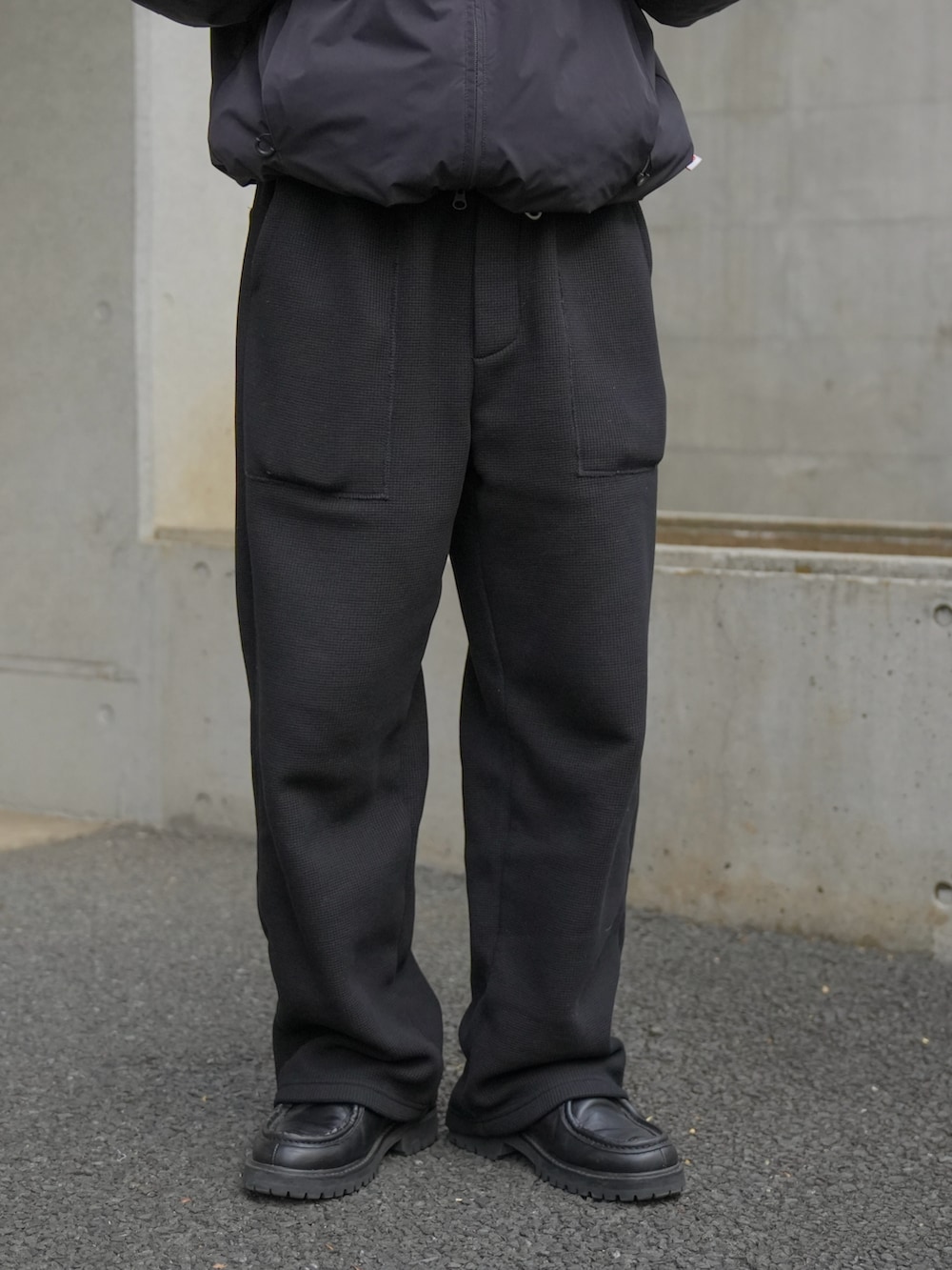 ブラック系のパンツ、ブラック系のモカシン/デッキシューズ、ブラック系のジャケット/アウターを着用したメンズの冬コーディネートの4枚目の写真