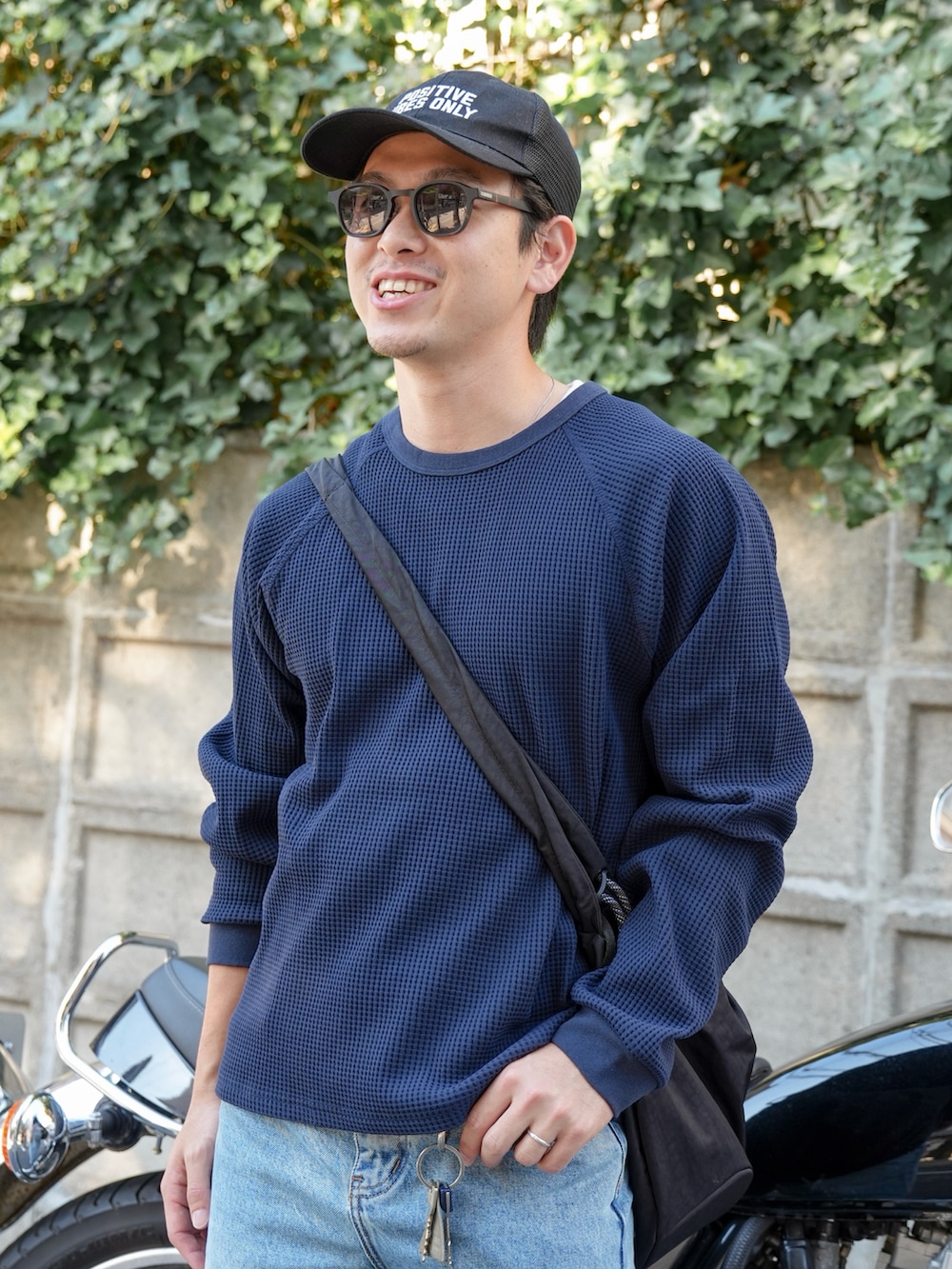 ブルー系のデニムパンツ、ブラック系のドレスシューズ、ブルー系のトップスを着用したメンズの夏コーディネートの3枚目の写真