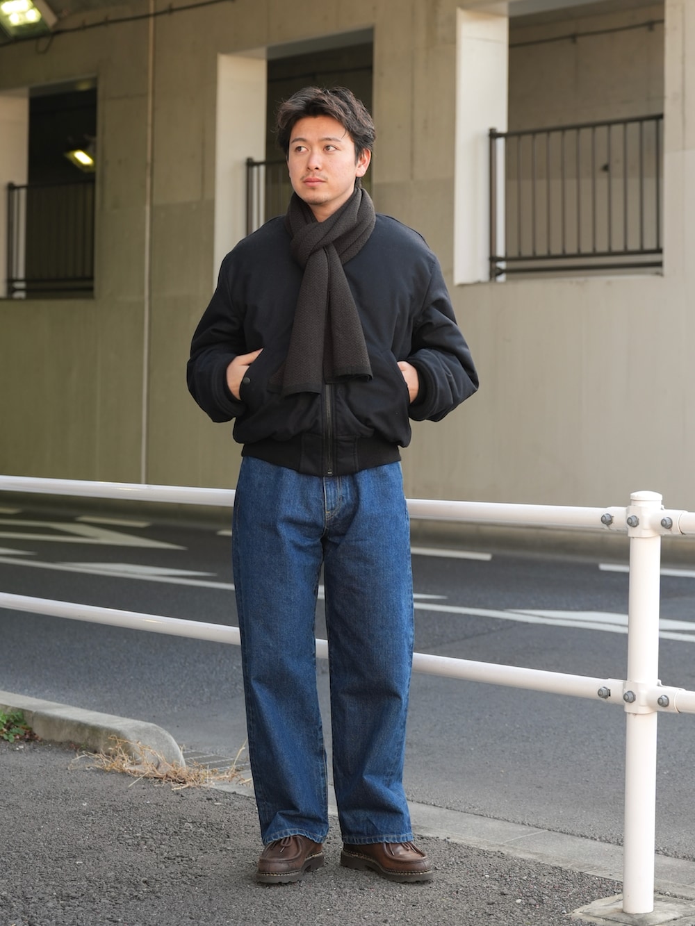 ブルー系のデニムパンツ、ブラック系のモカシン/デッキシューズ、ブラック系のMA-1を着用したメンズの春コーディネートの2枚目の写真