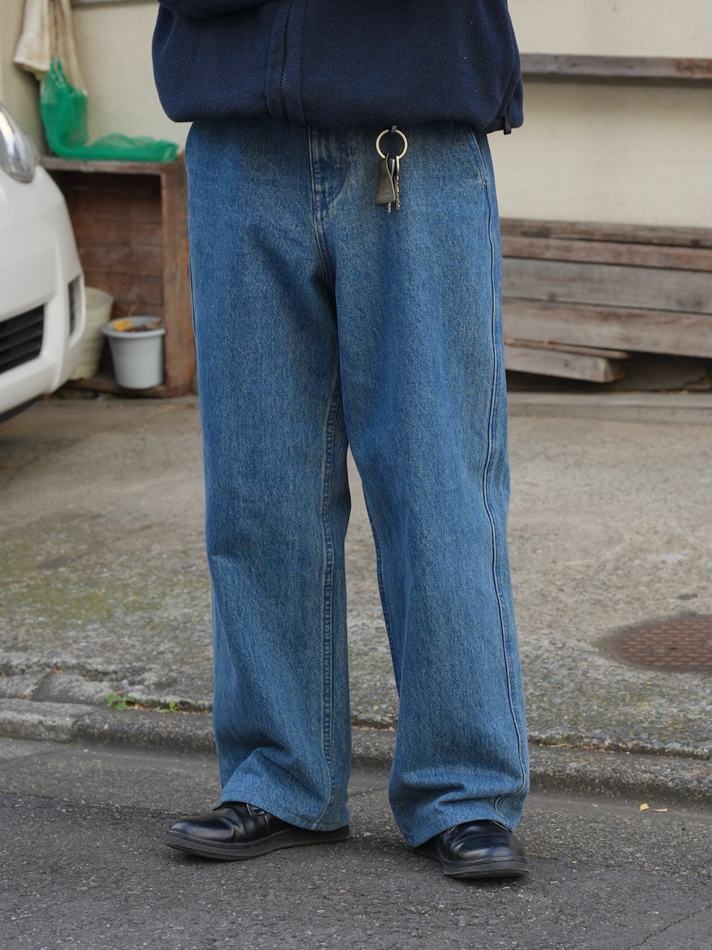 ブルー系のデニムパンツ、ブルー系のジャケット/アウター、ブラック系のドレスシューズを着用したメンズの春コーディネートの3枚目の写真
