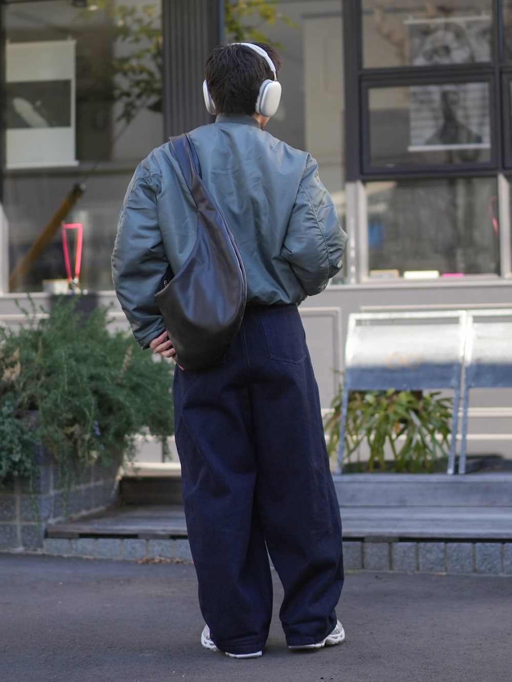 「フライトジャケット、メガネ男子、サングラス、ショルダーバッグ、デニム、デニムパンツ、ワイドパンツ、スニーカー、きれいめカジュアル、休日スタイル、お出かけコーデ、オトナカジュアル、大人カジュアル、低身長コーデ、春色」｜「ASICSの＜asics＞GEL-KAYANO 14 スニーカー（スニーカー、シルバー系）」を使った、けーすけさん（メンズ・165cm）の冬コーディネートの3枚目の写真