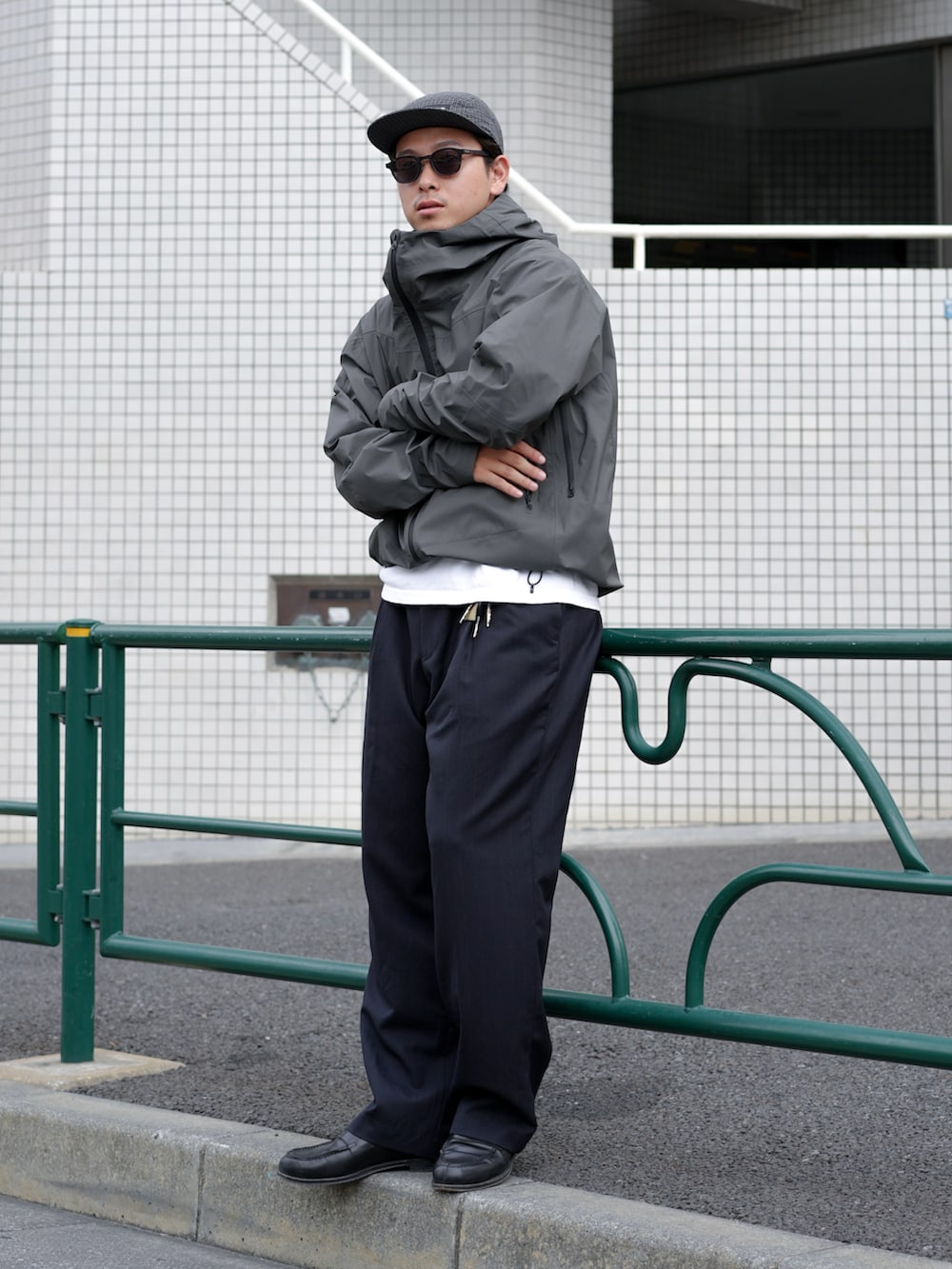 ホワイト系のTシャツ/カットソー、ブラック系のローファー、グレー系のマウンテンパーカーを着用したメンズの秋コーディネートの2枚目の写真