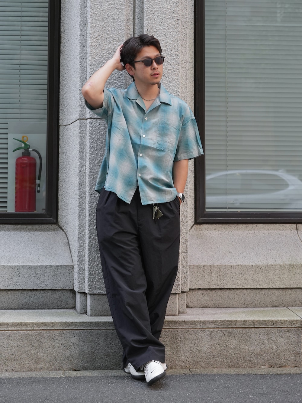 「お出かけコーデ、メガネ男子、サングラス、シャツスタイル、シャツ、チェック、スラックス、ナイロンパンツ、スニーカー、スニーカーコーデ、きれいめカジュアル、秋服準備はじめました、休日コーデ、オトナカジュアル、開襟シャツ」｜「Steven Alanの＜Steven Alan＞ サプレックス インツープリーツ ドレス トラウザーズ（スラックス、ブラック系）」を使った、けーすけさん（メンズ・165cm）の秋コーディネートの2枚目の写真