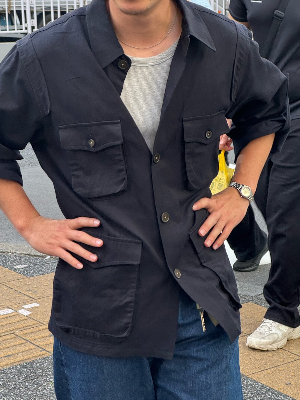 ブルー系のデニムパンツ、ブルー系のシャツ/ブラウス、ブラック系のスニーカーを着用したメンズの春コーディネートの2枚目の写真