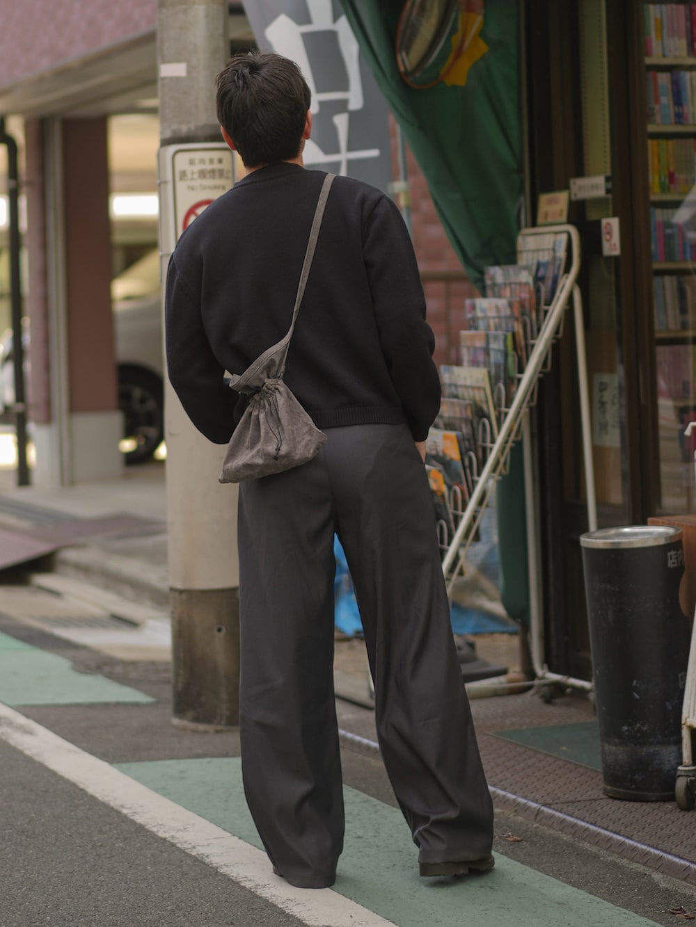 「春めき満開コーデ、春コーデ、ニット、Vネック、セーター、モノトーン、スラックス、ローファー、革靴、ショルダーバッグ、大人コーデ、大人カジュアル、きれいめカジュアル、デートコーデ、オトナカジュアル」｜「BONBONのアイテム（スラックス、グレー系）」を使った、けーすけさん（メンズ・165cm）の春コーディネートの2枚目の写真