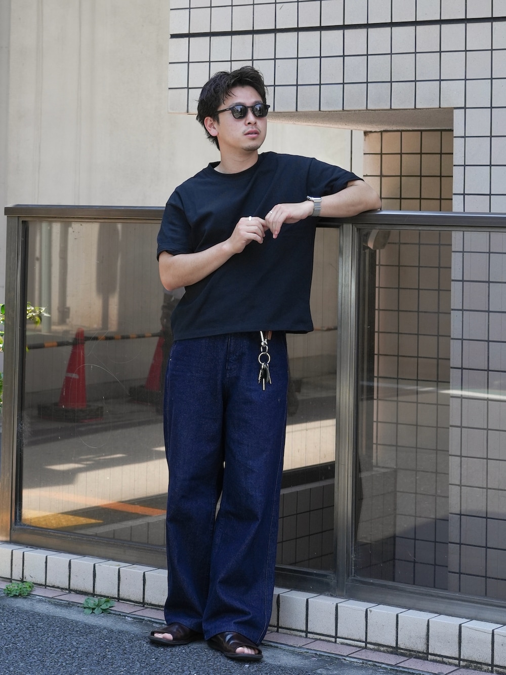 「Tシャツ、デニム、サンダル、サングラス、メガネ男子、きれいめカジュアル、大人カジュアル、シンプルコーデ、お出かけコーデ、秋コーデ、レザー、デニムパンツ、低身長コーデ、休日コーデ、スポーツミックス」｜「Hender Schemeのkarabiner（キーケース/キーアクセサリー、ベージュ系）」を使った、けーすけさん（メンズ・165cm）の秋コーディネートの2枚目の写真