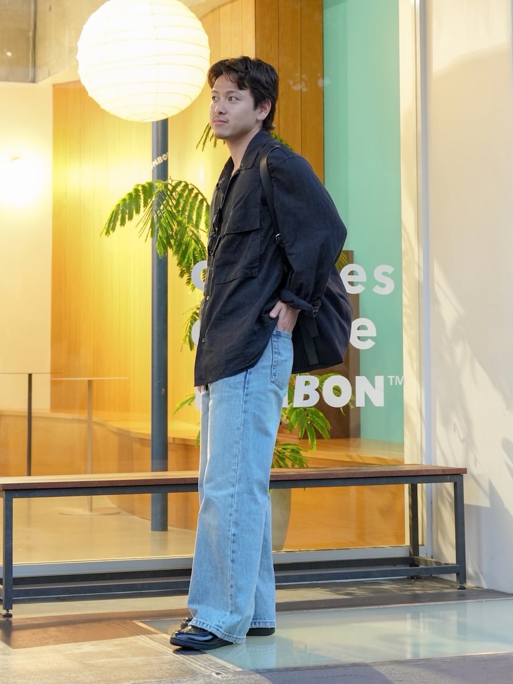 ブルー系のデニムパンツ、ブラック系のシャツ/ブラウス、ブラック系のドレスシューズを着用したメンズの夏コーディネートの3枚目の写真