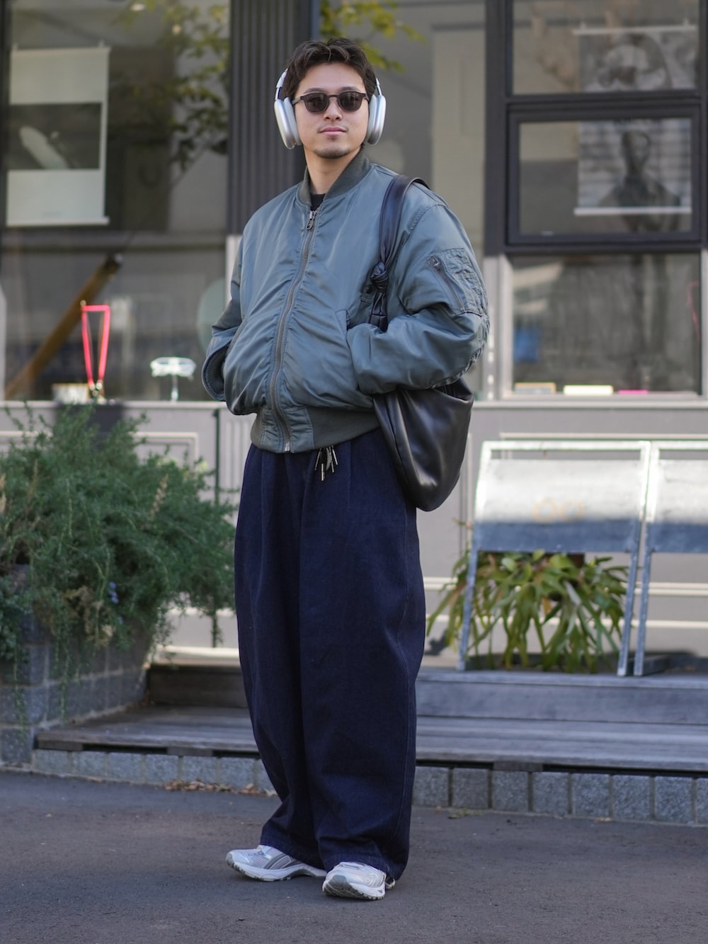 「フライトジャケット、メガネ男子、サングラス、ショルダーバッグ、デニム、デニムパンツ、ワイドパンツ、スニーカー、きれいめカジュアル、休日スタイル、お出かけコーデ、オトナカジュアル、大人カジュアル、低身長コーデ、春色」｜「ASICSの＜asics＞GEL-KAYANO 14 スニーカー（スニーカー、シルバー系）」を使った、けーすけさん（メンズ・165cm）の冬コーディネートの2枚目の写真